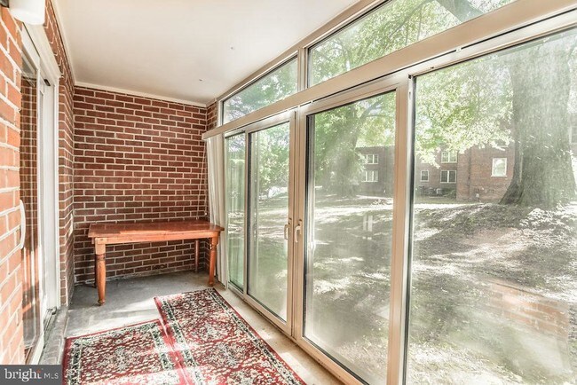 Building Photo - 1809 N Uhle St