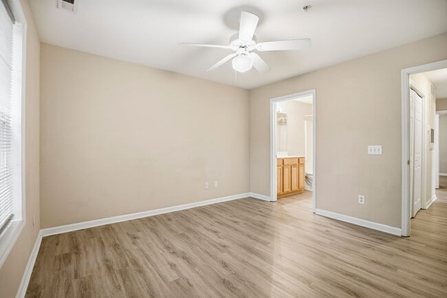 Building Photo - 3 Bedroom 2 Bath