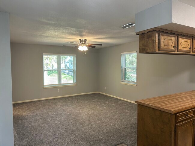 Building Photo - Spring Creek Loop