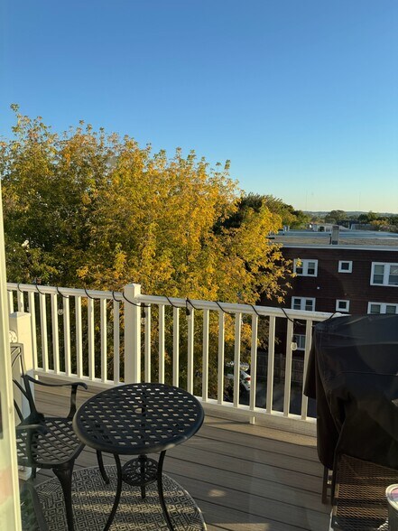 Building Photo - 127 Heath St