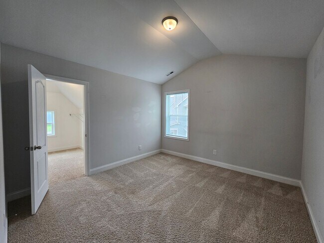 Building Photo - NEW LISTING!!!!!
