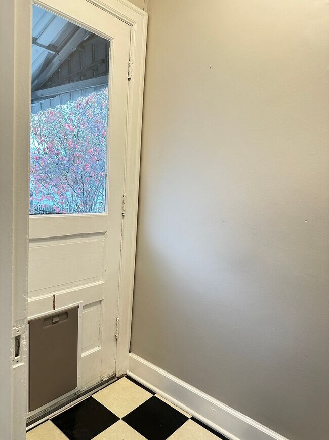 Building Photo - Charming 2-Bedroom Cottage-Style Home!