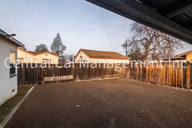 Building Photo - 2 Bedroom, 1 Bath Home - $1595 per month!