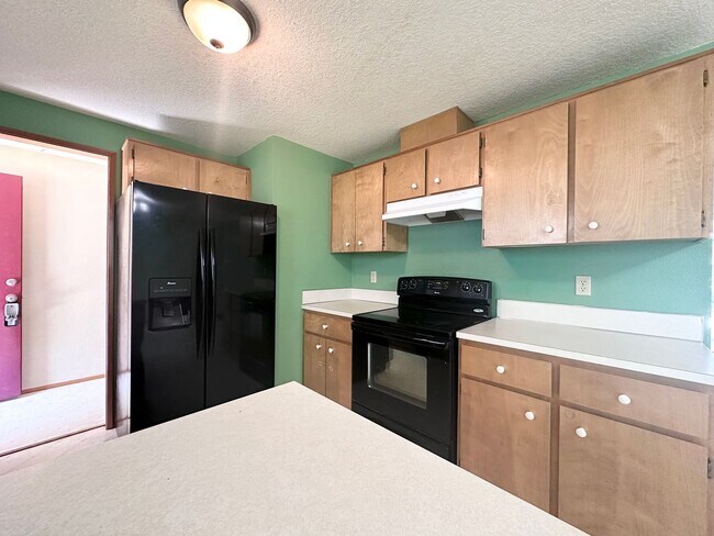 Building Photo - Wonderful centrally located Powell Butte 3...