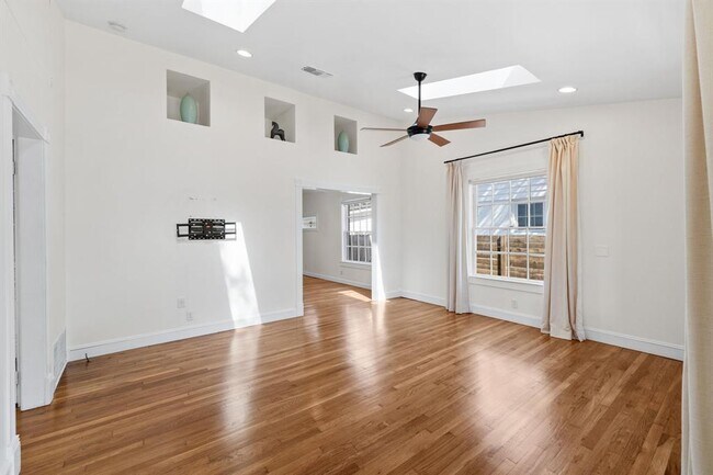 Building Photo - 1318 Bonham Terrace