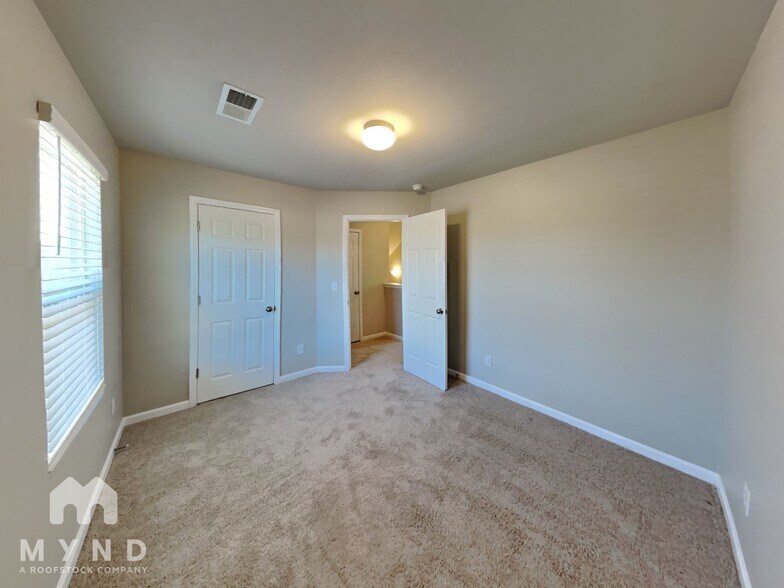 Building Photo - 743 The Heights Ln