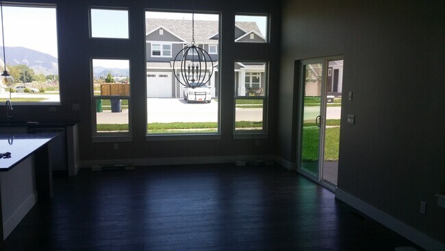 Building Photo - Large 3 Bed 2 Bath Home with 3 Car Garage