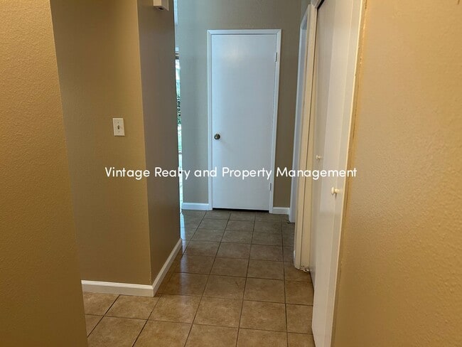 Building Photo - Back On The Rental Market Nice Cozy 3 Bedroom Half Plex Home!!!