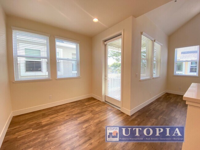 Building Photo - Beautiful and Spacious 3-bedroom, 3.5-bathroom Townhouse Located in the heart of Seabright.