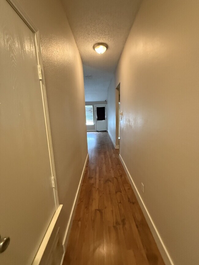 Building Photo - 1100 Alexandria Dr
