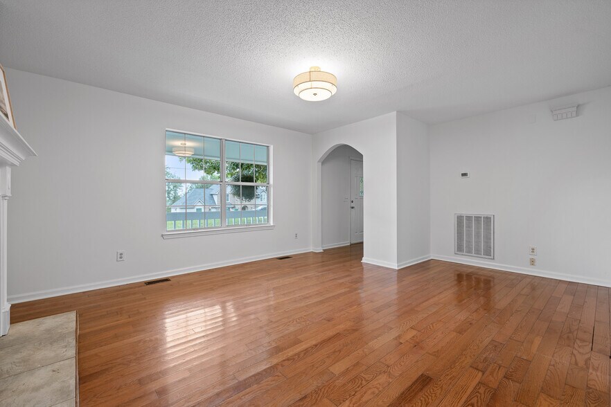 Building Photo - 224 N Brent Dr