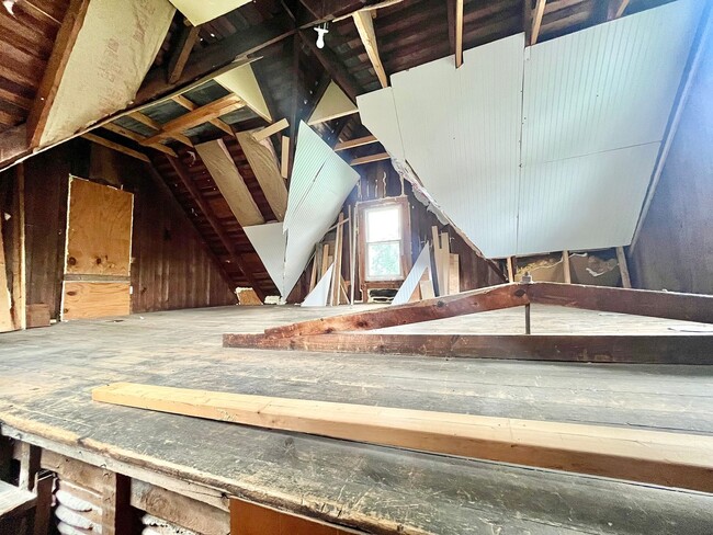 Building Photo - 121 Maple St