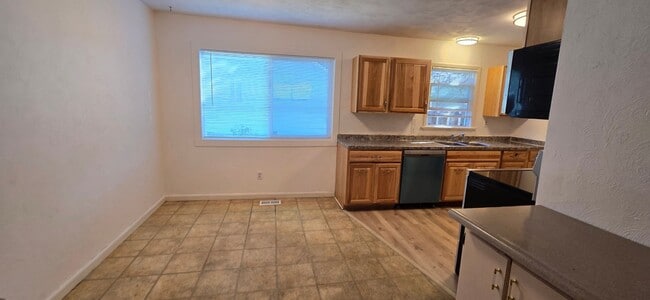 Building Photo - Stunning 4-bedroom 2 bath home