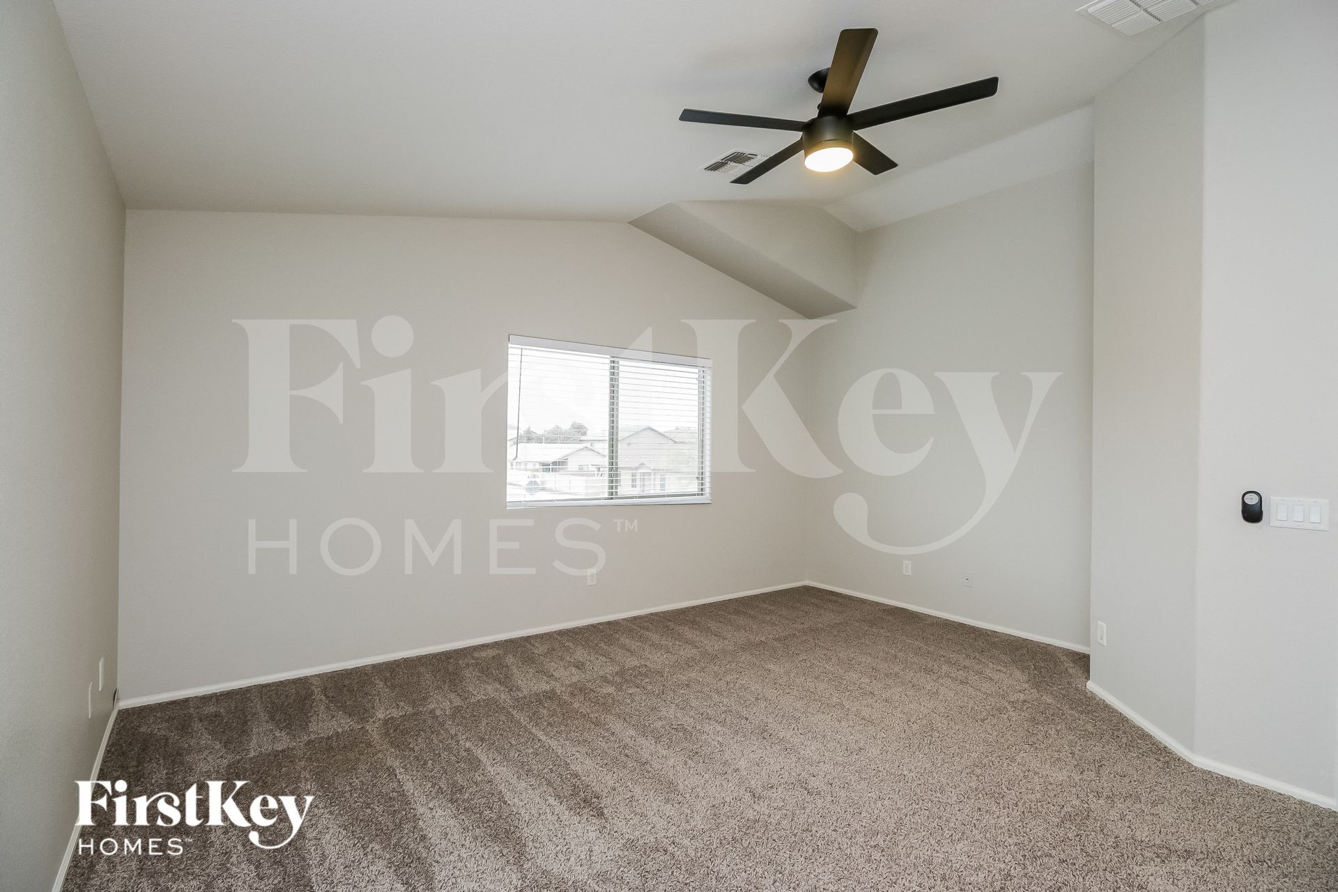 Building Photo - 284 W Jersey Way