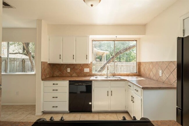 Building Photo - 9404 Shady Oaks Dr