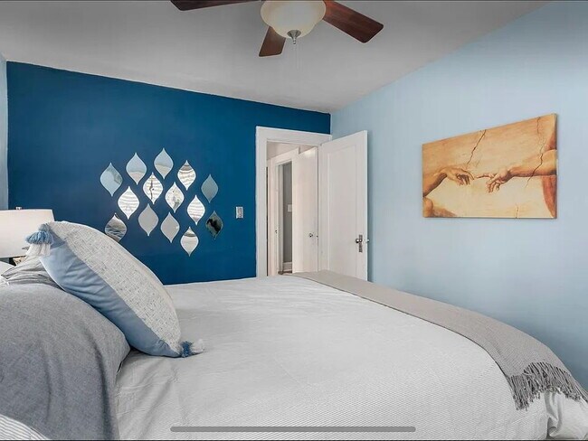 Building Photo - "Charming 3-Bed, 2-Bath Home on Holmes St, Kansas City - Your Cozy Retreat Awaits!"