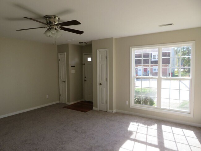 Building Photo - Colonial Heights