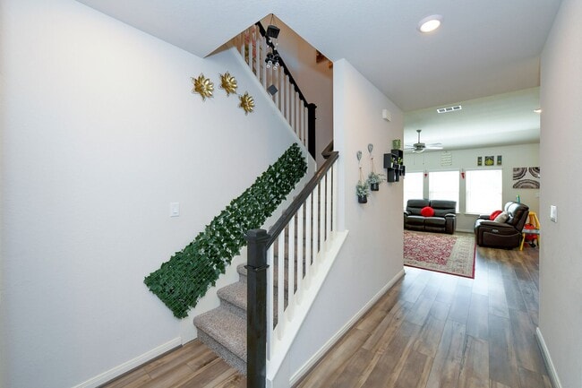 Building Photo - Nestled in the highly sought-after Scenic ...