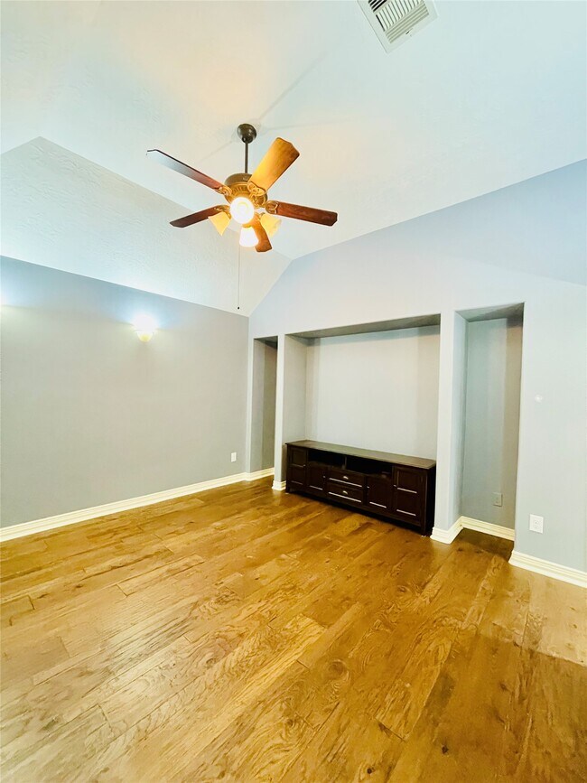 Building Photo - 14303 Tasmania Ct