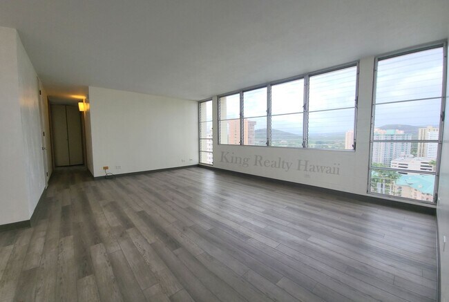 Building Photo - UPGRADED 3 br / 2 ba Only 2 units per flr, VIEWS, Utils Incl.+2 prkg.