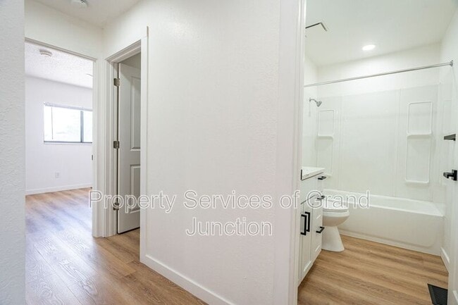 Building Photo - 3238-D 1/4 D 1/4 Rd
