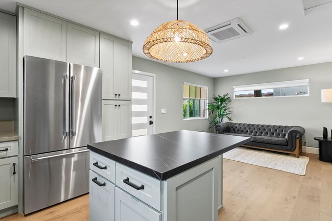 Building Photo - Hidden Gem in Newport Heights