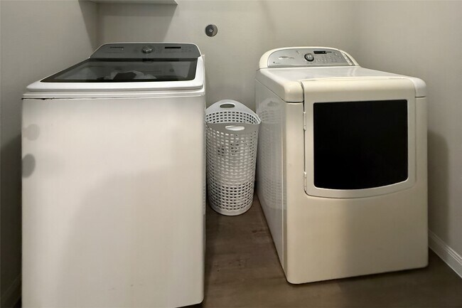 Building Photo - 5747 Cerrillos Dr