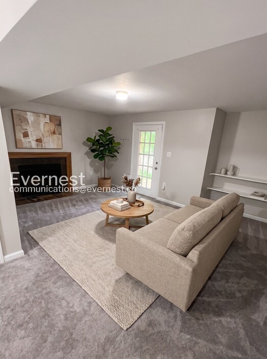Building Photo - 3 Bed/3.5 Bath Townhome with Fenced Yard / Available Now!