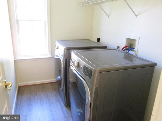 Building Photo - 1300 Treasure Dr