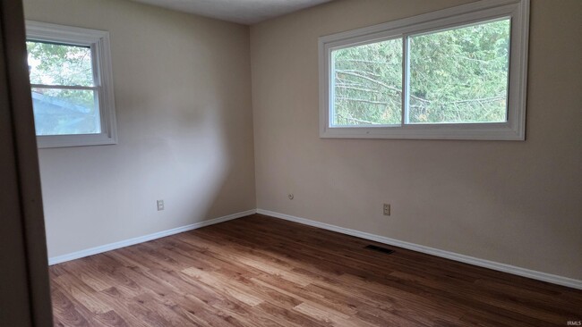 Building Photo - 708 E Eddington Ct