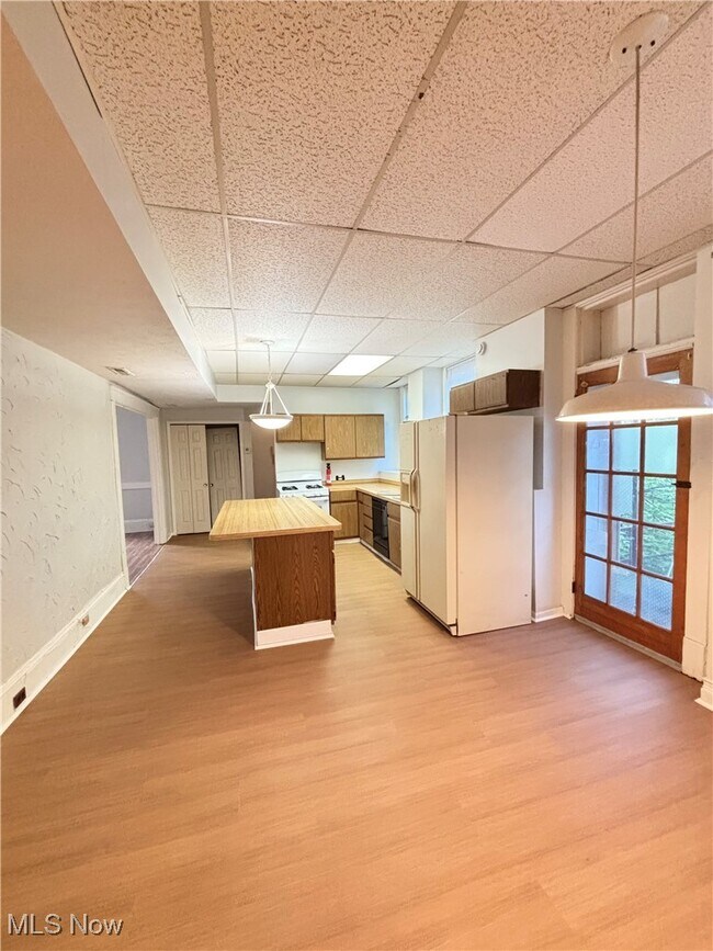 Building Photo - 1066 E 62nd St