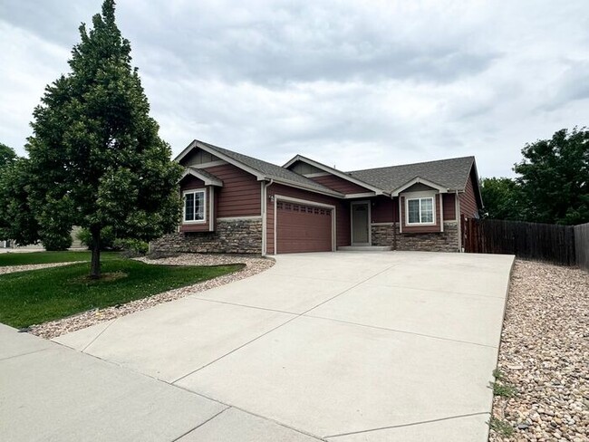 Building Photo - Spacious 3 Bedroom 2 Bath Ranch Style Home