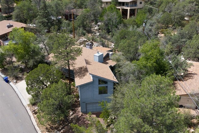 Building Photo - 3 bedroom, 3 bath home close to downtown P...