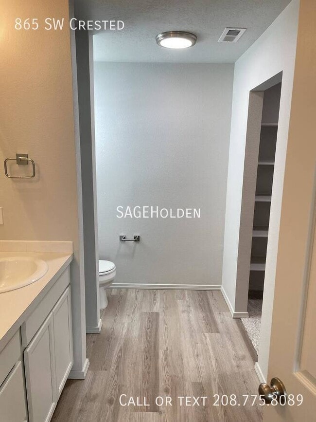 Building Photo - 865 SW Crested-