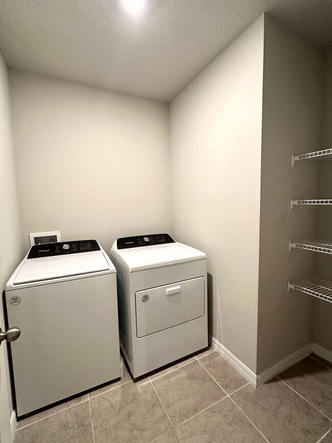 Building Photo - House for rent in Clermont in a convenience location