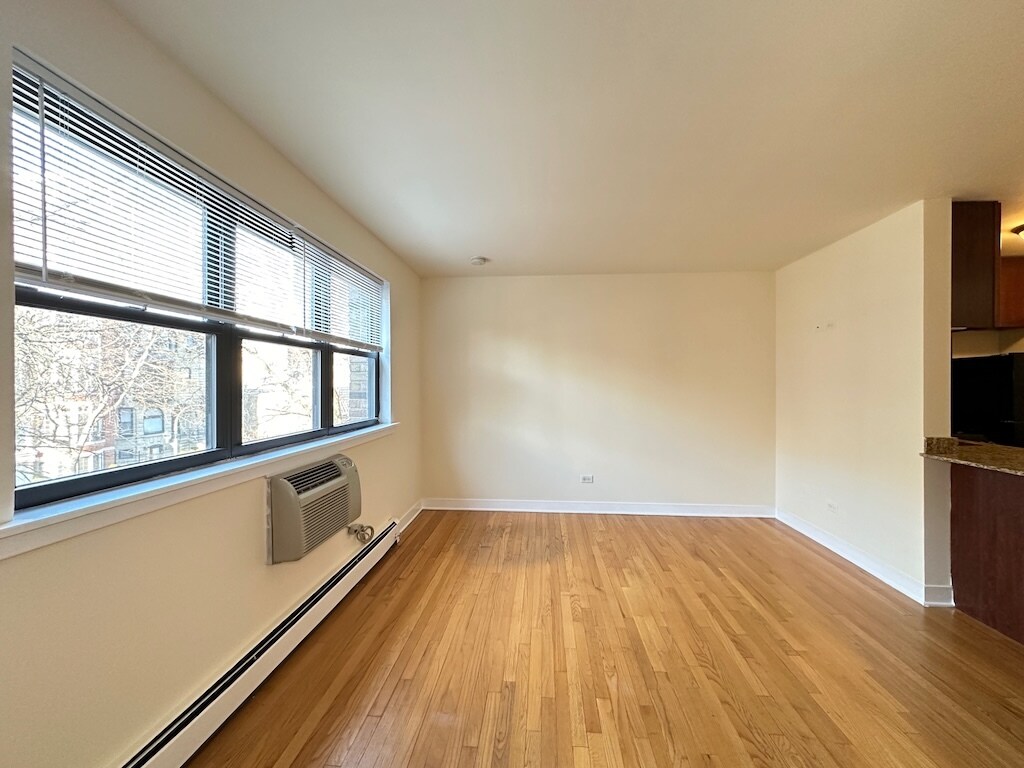 Building Photo - 650 W Wrightwood Ave