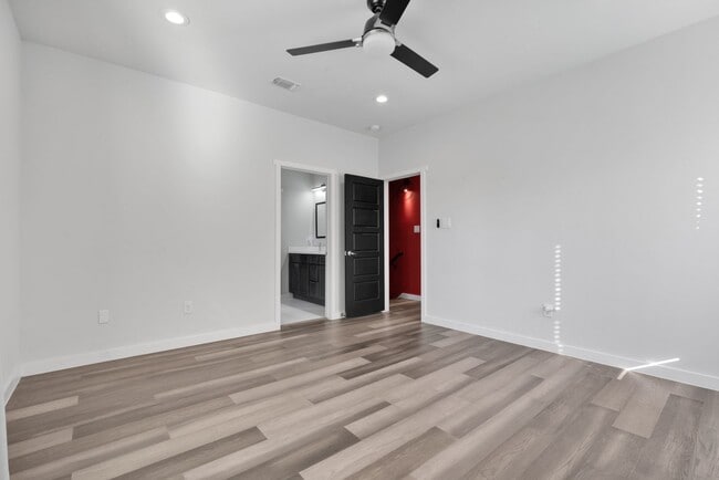 Building Photo - Modern Comfort Minutes from Downtown
