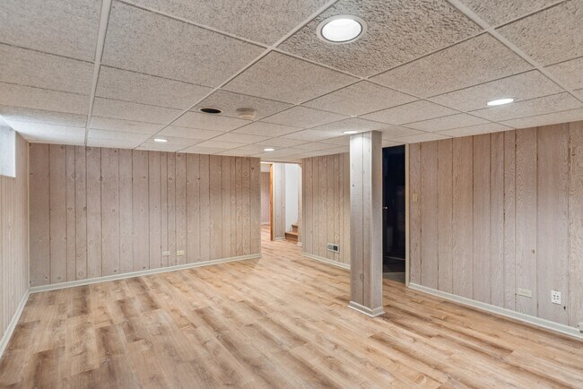 Building Photo - 130 Windsor Dr