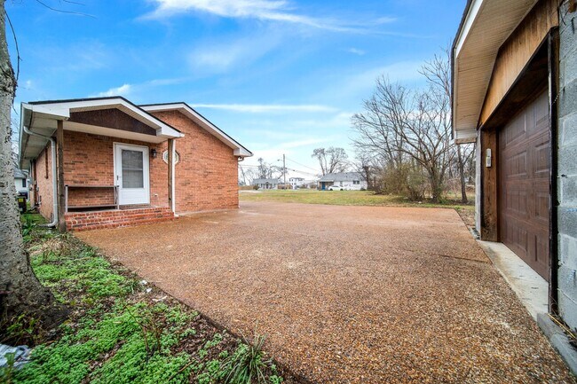 Building Photo - Recently Renovated 2 Bedroom Brick Home! - Coming Soon April 3rd!