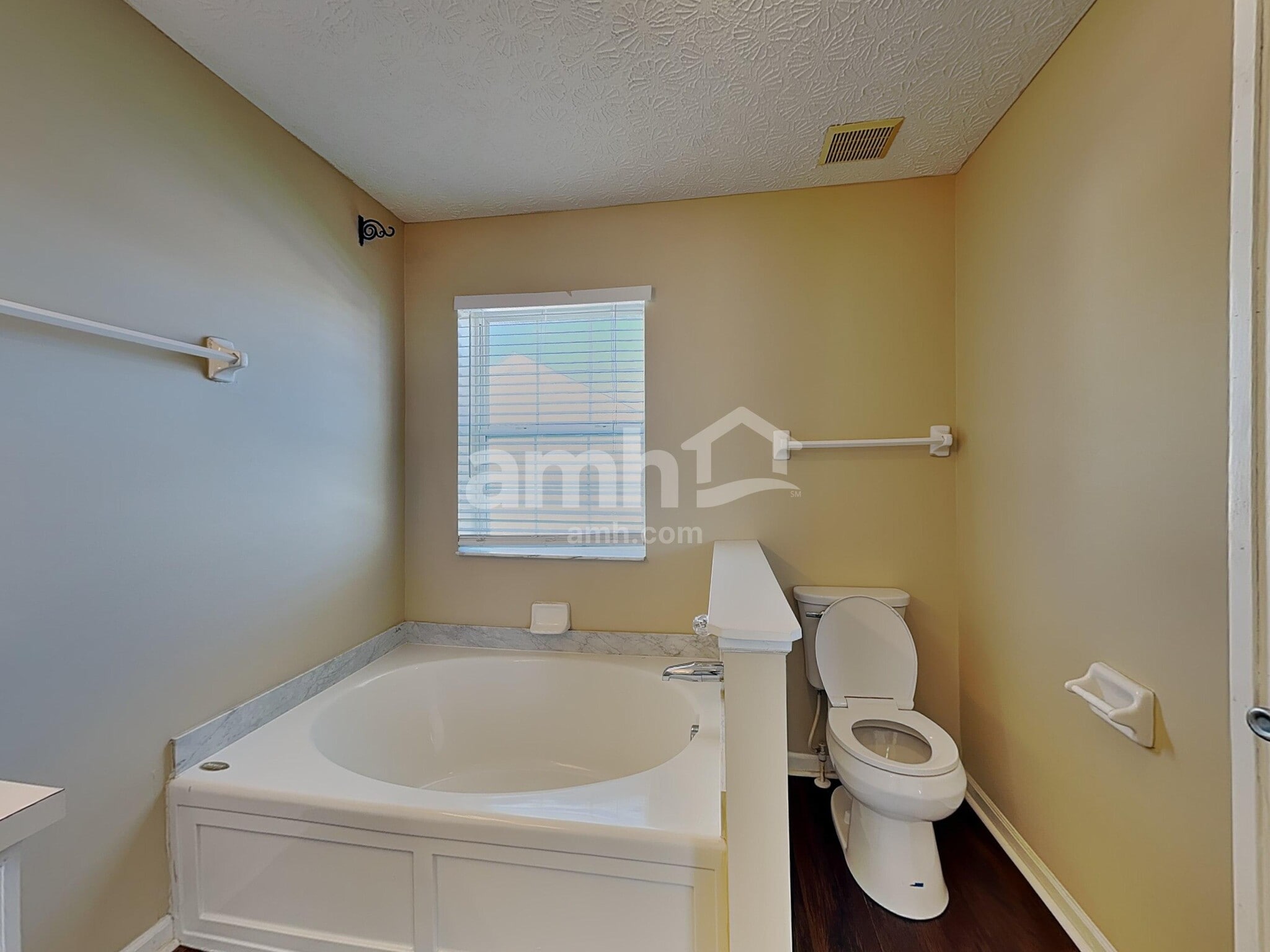 Building Photo - 2490 Delowe St