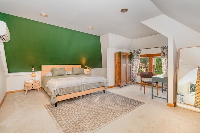 Building Photo - Spacious 4BR/2BA Single-Family Home in Mer...