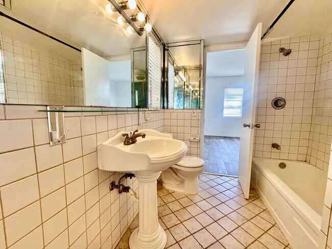 Building Photo - 900 NE 18th Ave