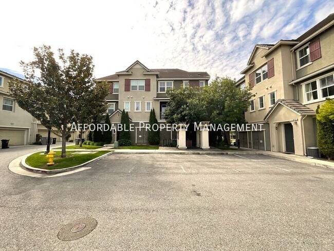 Building Photo - 1323 Westbury Dr