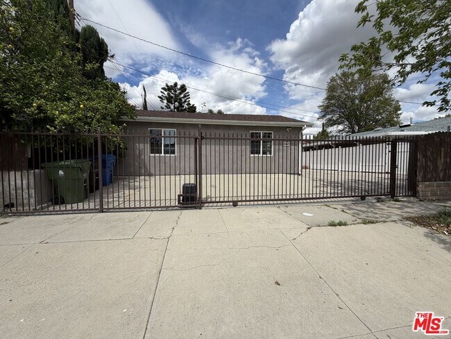 Building Photo - 18601 Hiawatha St