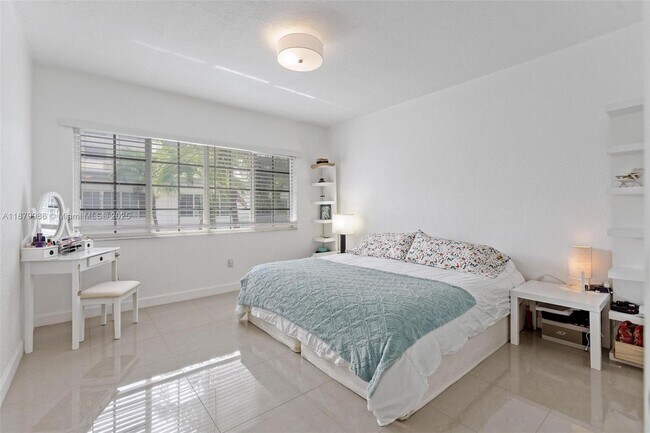 Building Photo - 9280 Bay Harbor Terrace