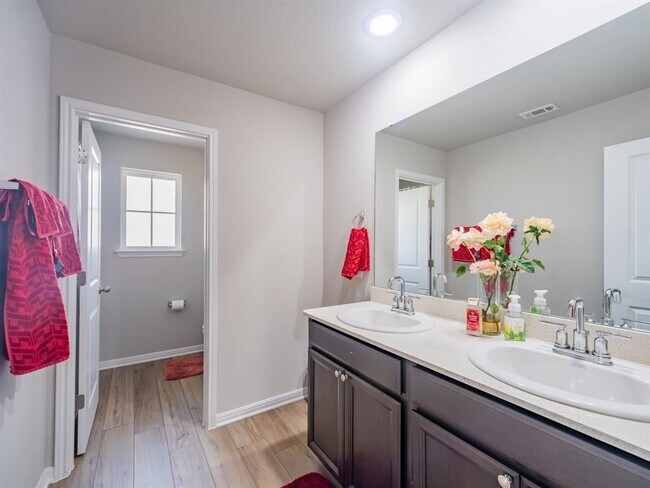 Building Photo - 1608 Longhorn Ranch Dr