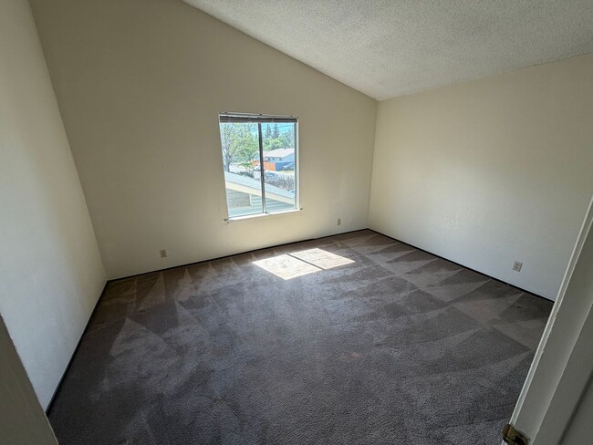 Building Photo - 2 bedroom | 1.5 bathroom | Citrus Heights Town Home