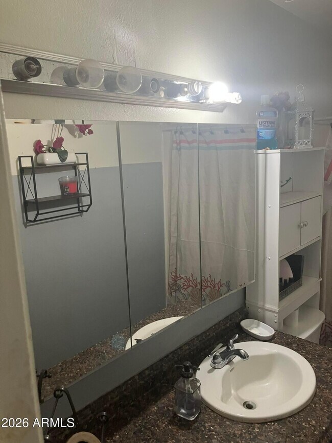 Building Photo - 4214 W Lewis Ave