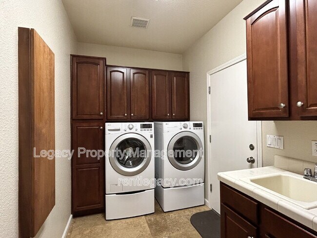 Building Photo - 523 Cascade Dr