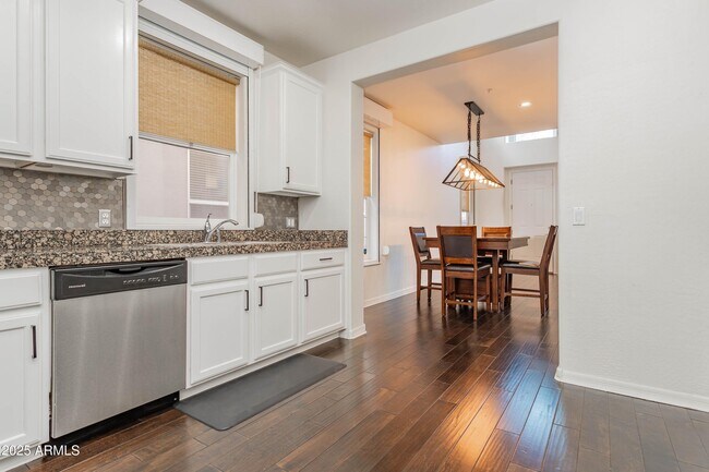 Building Photo - 706 E Washington St